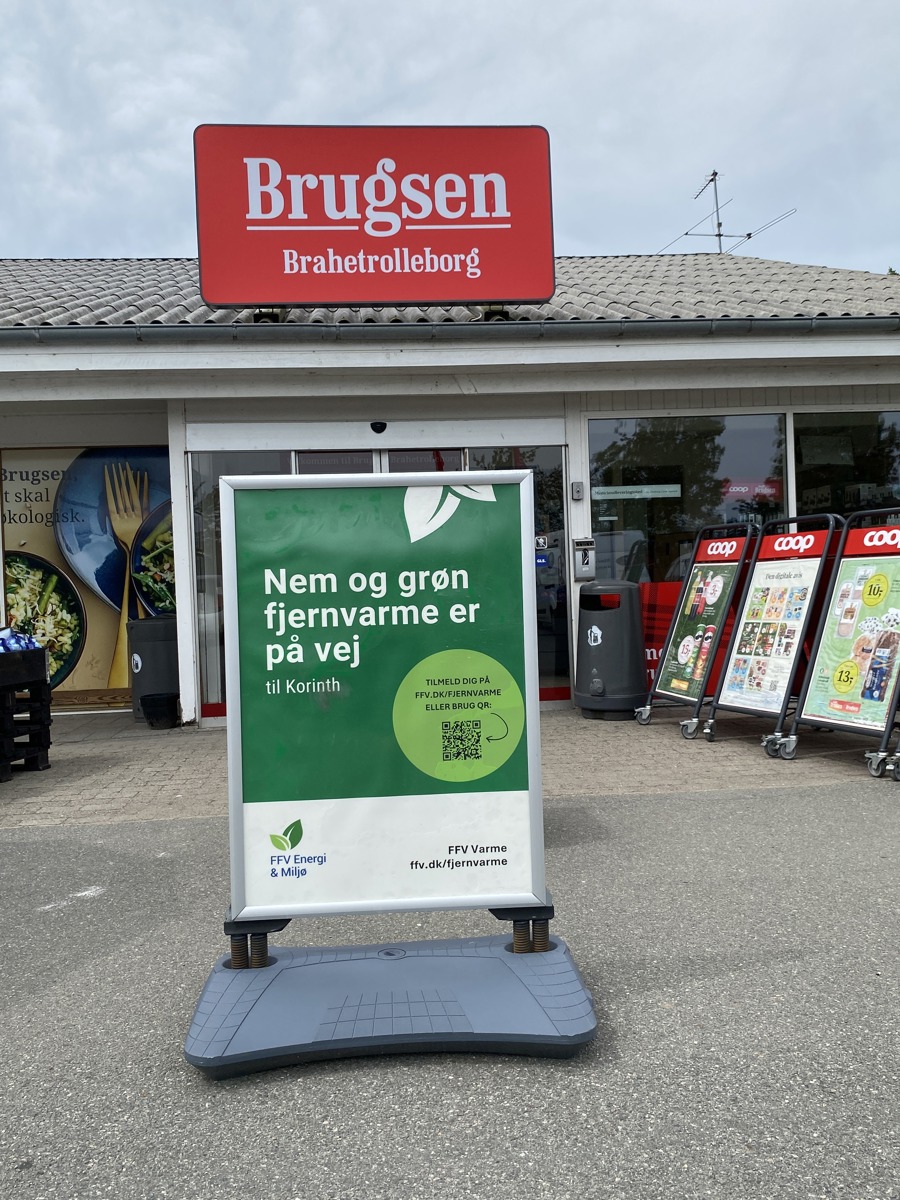 skilt ved Brugsen - nem og grøn fjernvarme er på vej til Korinth