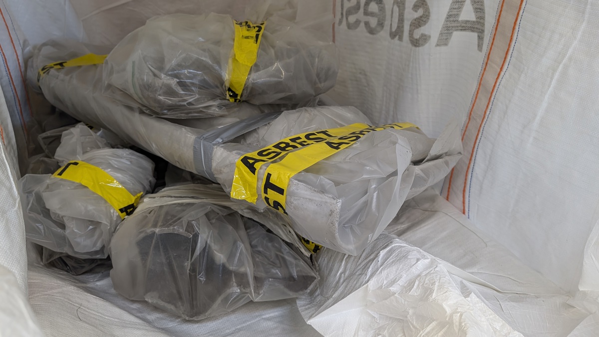 Asbestaffald pakket i dobbeltlags emballage